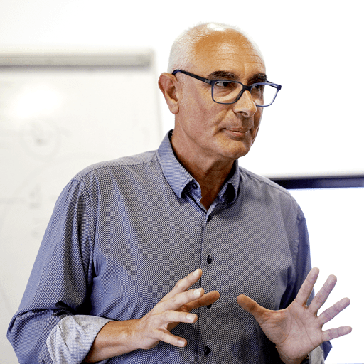 Foto de Dr Joao Gil Pereira, um Osteopata de formação com quase 30 anos de experiência em Medicina Integrativa, Medicina Tradicional Chinesa, Homeopatia e Naturopa